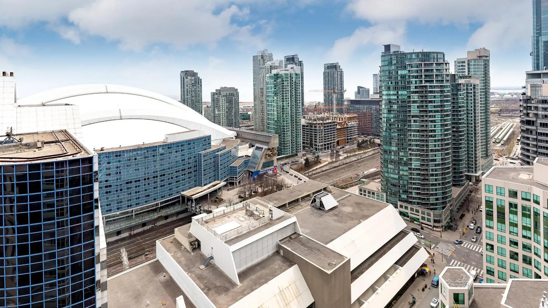 Centrally Located In The Heart Of Downtown Toronto Apartment